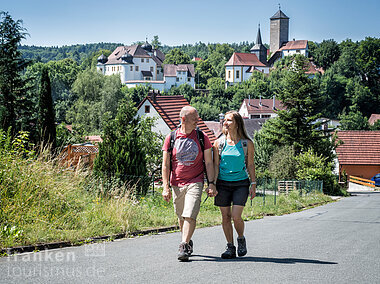 Brauereienwanderweg mit Blick auf Schloss Unteraufseß (Aufseß, Fränkische Schweiz)