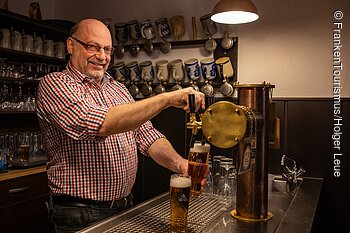Brauerei Drei Kronen (Scheßlitz, Fränkische Schweiz) Brewmaster Josef Lindner of Brauerei Drei Kronen brewery, Scheßlitz, Franconia, Bavaria, Germany