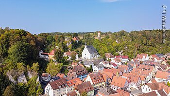 Ortsansicht mit Kirche (Waischenfeld, Fränkische Schweiz) Blick über ein idyllisches Dörfchen mit mittelalterlichem Kern, roten Dächern und Burg