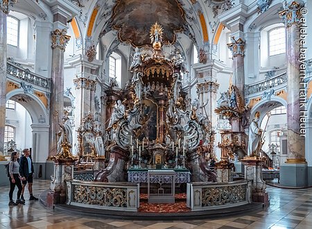Basilika Vierzehnheiligen (Bad Staffelstein, Obermain.Jura) Europa, Deutschland, Bayern, Franken, Bad Staffelstein, Wallfahrtkirche Basilika Vierzehnheiligen, Hochaltar mitten im Kirchenschiff