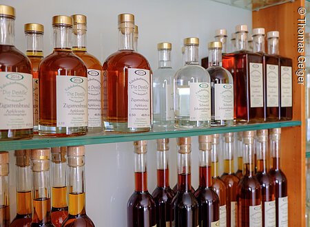 Edelobstbrennere „Die Destille“ TDG - „Die Destille“ Edelobstbrennerei Hans Gebhardt in Freiroettenbach, Schnaittach; Brand von Schlehen, 15.05.2020; .[© Thomas Geiger, P e g n i t z s t r. 30, D-91217 H e r s b r u c k , Tel.: +49-9151-824959 + +49-171-3259880 - V e r o e f f e n t li c h u n g n u r mi t H o n o r a r n a c h M F M , B e l e g u n d N a m e n s n e n n u n g ! C o p y r i g h t n u r f u e r J o u r n a l i s t i s c h e Z w e c k e, K e i n e P e r s o e n l i c h k e i t s r e c h t e v o r h a n d e n ! F r e i g a b e f u e r J o u r n a l i s t i s c h e V e r o e f f e n t l . e r t e i l t !