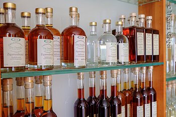 TDG - „Die Destille“ Edelobstbrennerei Hans Gebhardt in Freiroettenbach, Schnaittach; Brand von Schlehen, 15.05.2020; .[© Thomas Geiger, P e g n i t z s t r. 30, D-91217 H e r s b r u c k , Tel.: +49-9151-824959 +  +49-171-3259880 - V e r o e f f e n t li c h u n g   n u r   mi t   H o n o r a r   n a c h   M F M ,   B e l e g   u n d   N a m e n s n e n n u n g !   C o p y r i g h t  n u r   f u e r   J o u r n a l i s t i s c h e  Z w e c k e, K e i n e  P e r s o e n l i c h k e i t s r e c h t e  v o r h a n d e n !  F r e i g a b e   f u e r   J o u r n a l i s t i s c h e  V e r o e f f e n t l . e r t e i l t !