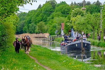 TDG - Treideln mit dem Treidelschiff Elfriede auf dem Ludwig-Donau-Main Kanal bei Schwarzenbach, Burgthann;  04.05.2025; [© Thomas Geiger, P e g n i t z s t r. 30, D-91217 H e r s b r u c k , Tel.: +49-9151-824959 +  +49-171-3259880 - thomas(at)geiger-foto.de - V e r o e f f e n t li c h u n g   n u r   mi t   H o n o r a r   n a c h   M F M ,   B e l e g   u n d   N a m e n s n e n n u n g !   C o p y r i g h t  n u r   f u e r   J o u r n a l i s t i s c h e  Z w e c k e, K e i n e  P e r s o e n l i c h k e i t s r e c h t e  v o r h a n d e n !  F r e i g a b e   f u e r   J o u r n a l i s t i s c h e  V e r o e f f e n t l . e r t e i l t ! ]