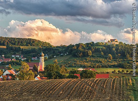 Ortsansicht mit Schloss Spielberg (Gnotzheim, Fränkisches Seenland)