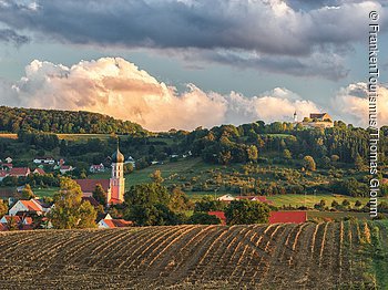 Ortsansicht mit Schloss Spielberg (Gnotzheim, Fränkisches Seenland) Gnotzheim mit Schloss Spielberg im Hintergrund