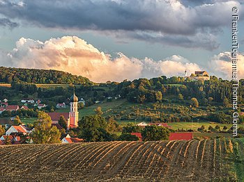 Ortsansicht mit Schloss Spielberg (Gnotzheim, Fränkisches Seenland)