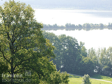 nfs_0296_fraenkisches-seenland_wandern-mit-panoramablick-bei-absberg.jpg
